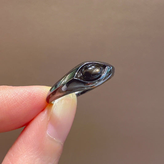 Black Star Sapphire ring with oval cabochon stone in 925 silver, close-up
