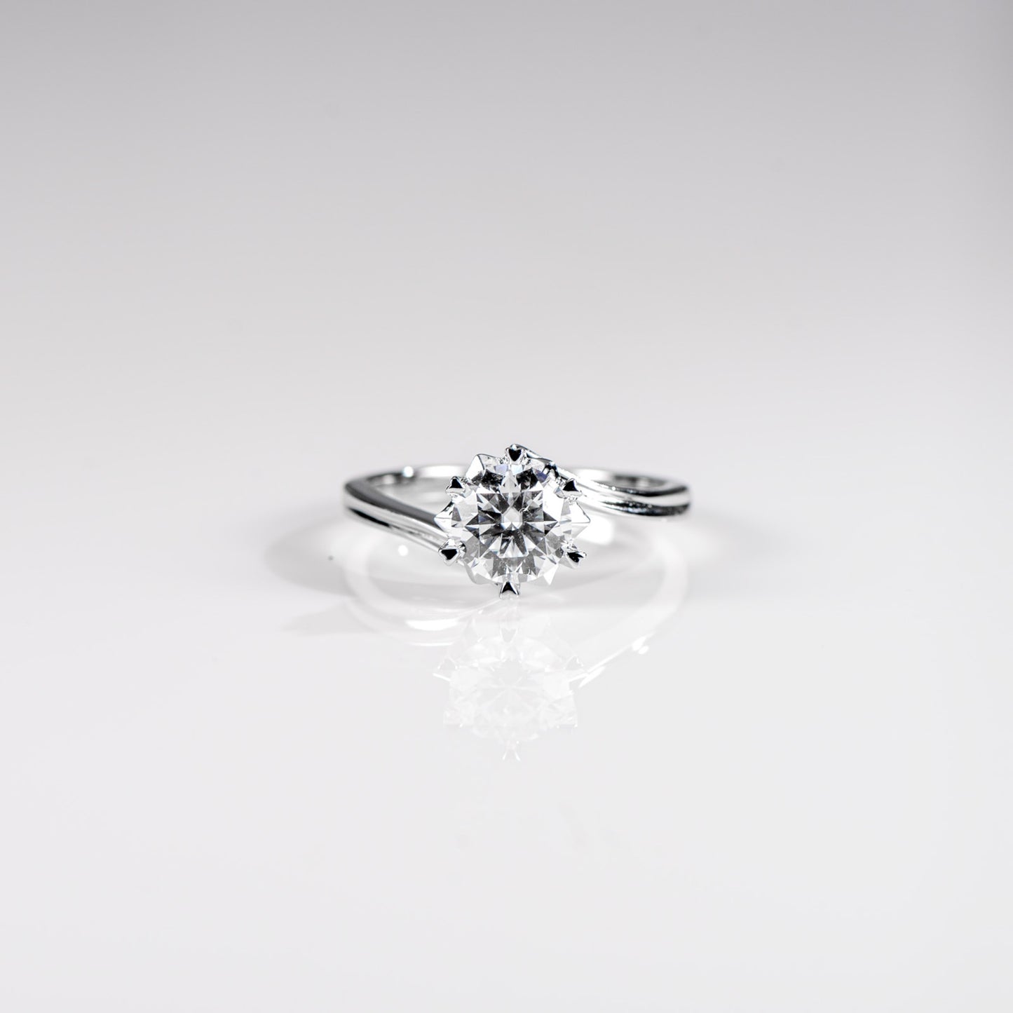 The Starburst – Round Brilliant Lab Diamond Ring with Star Crown in 925 Silver – TY-R-032 – Image 1