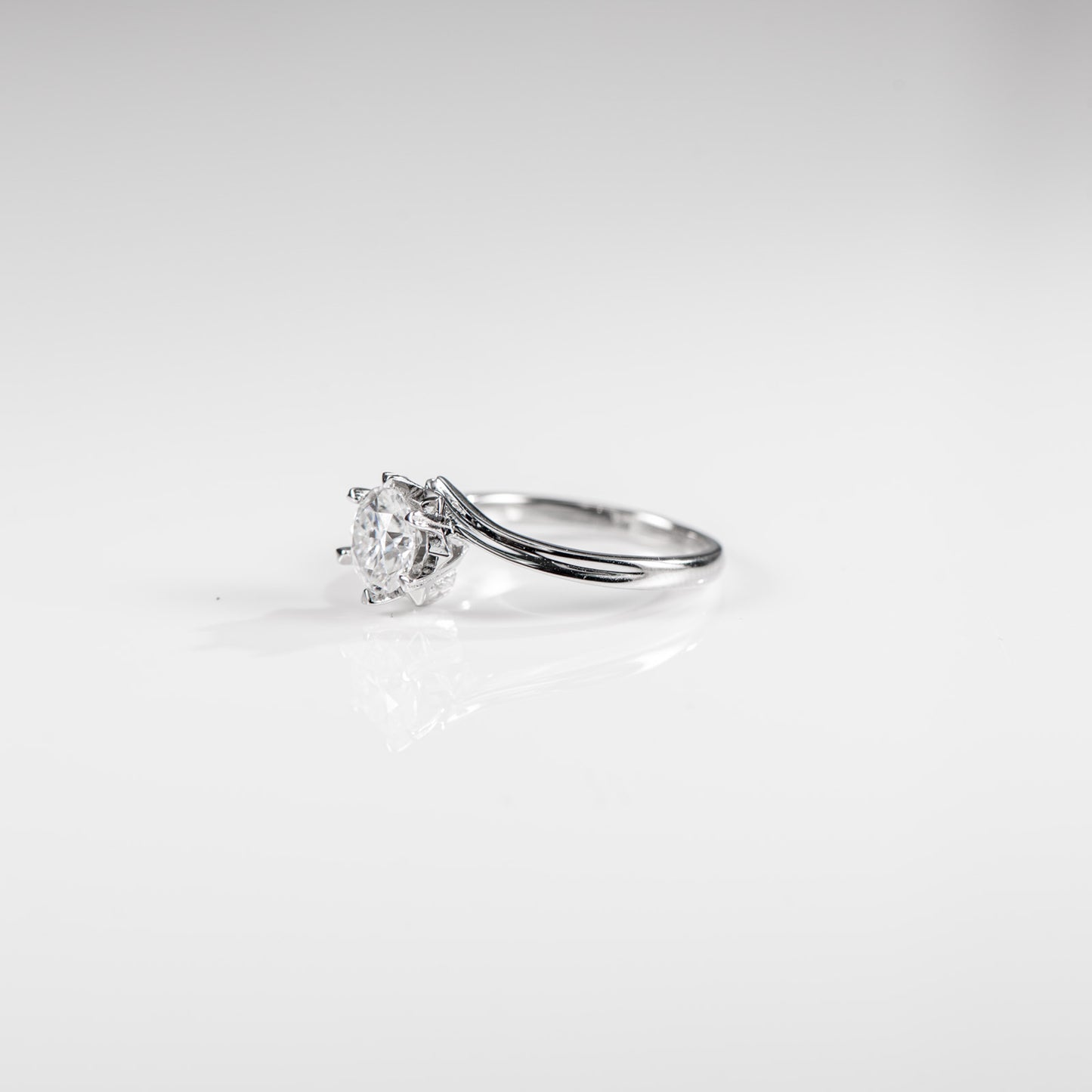 The Starburst – Round Brilliant Lab Diamond Ring with Star Crown in 925 Silver – TY-R-032 – Image 3