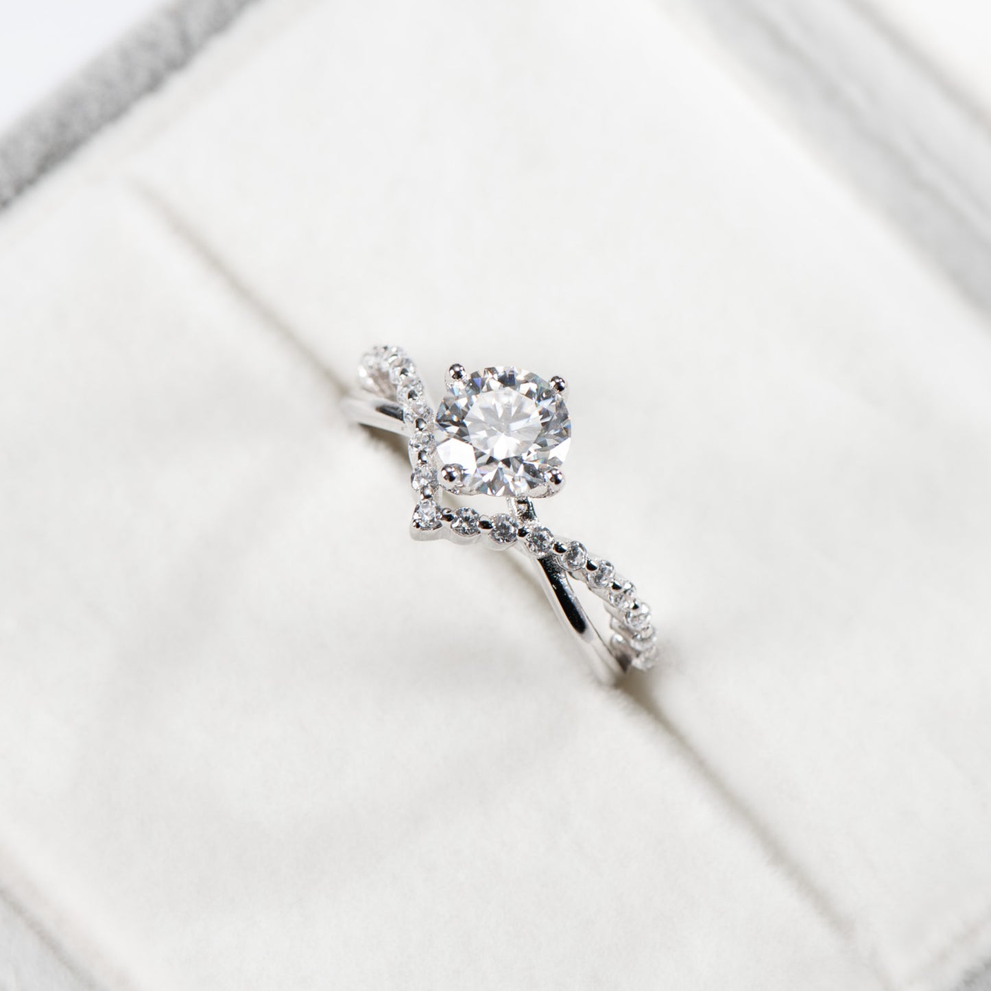 The Infinity – Round Brilliant Lab Diamond Ring with Infinity Twist Pavé Band in 925 Silver – TY-R-033 – Image 3