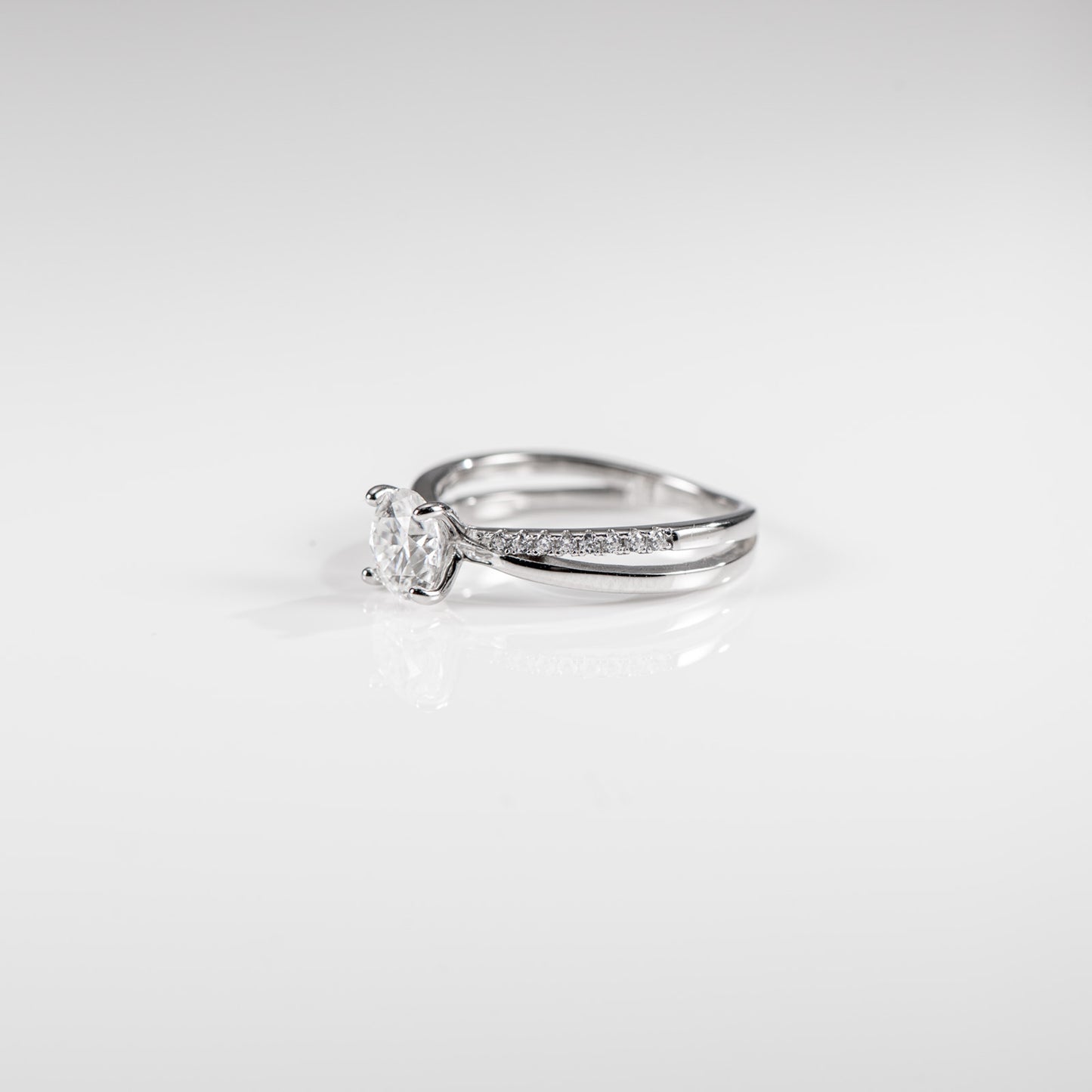 The Contour – Round Brilliant Lab Diamond Ring with Split Shank Pavé Band in 925 Silver – TY-R-042 – Image 1