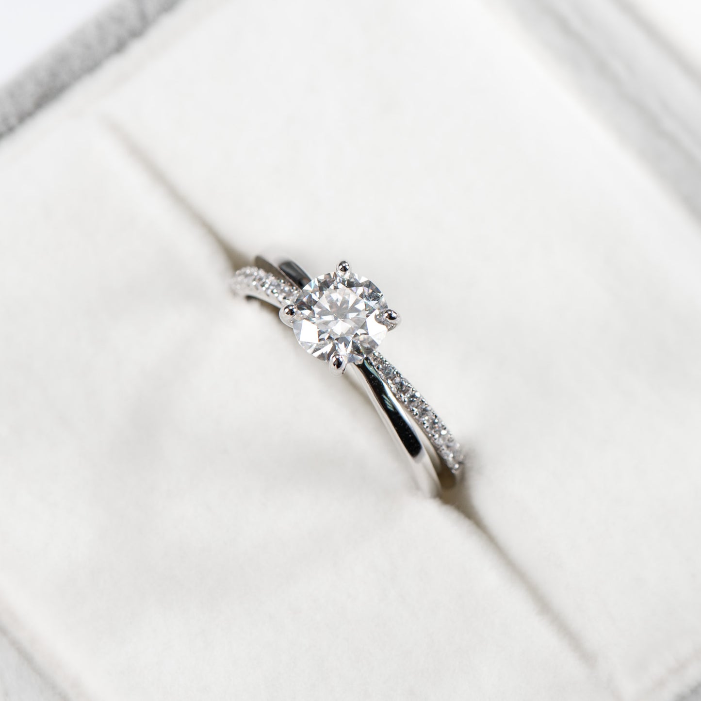 The Contour – Round Brilliant Lab Diamond Ring with Split Shank Pavé Band in 925 Silver – TY-R-042 – Image 2