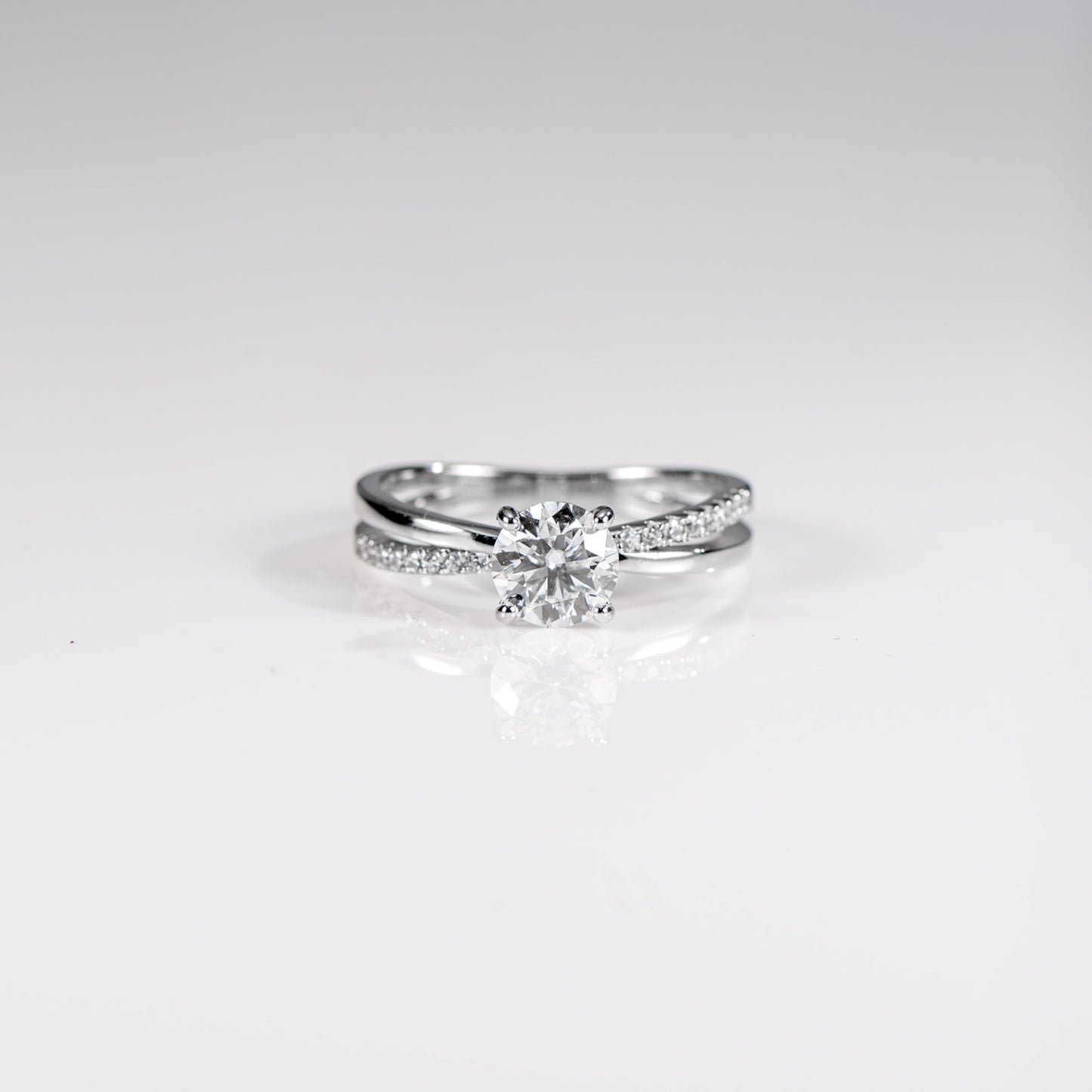 The Contour – Round Brilliant Lab Diamond Ring with Split Shank Pavé Band in 925 Silver – TY-R-042 – Image 3