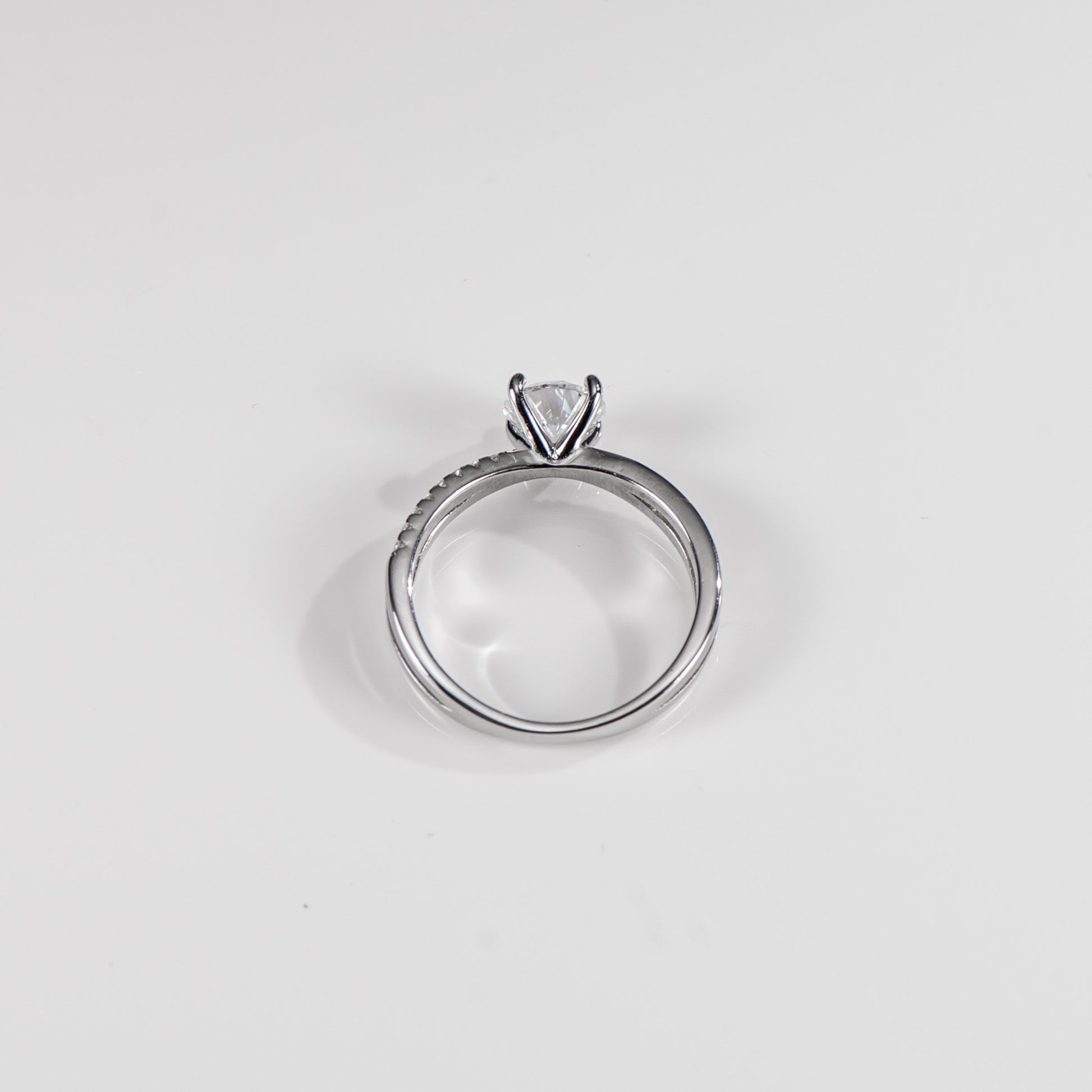 The Contour – Round Brilliant Lab Diamond Ring with Split Shank Pavé Band in 925 Silver – TY-R-042 – Image 4