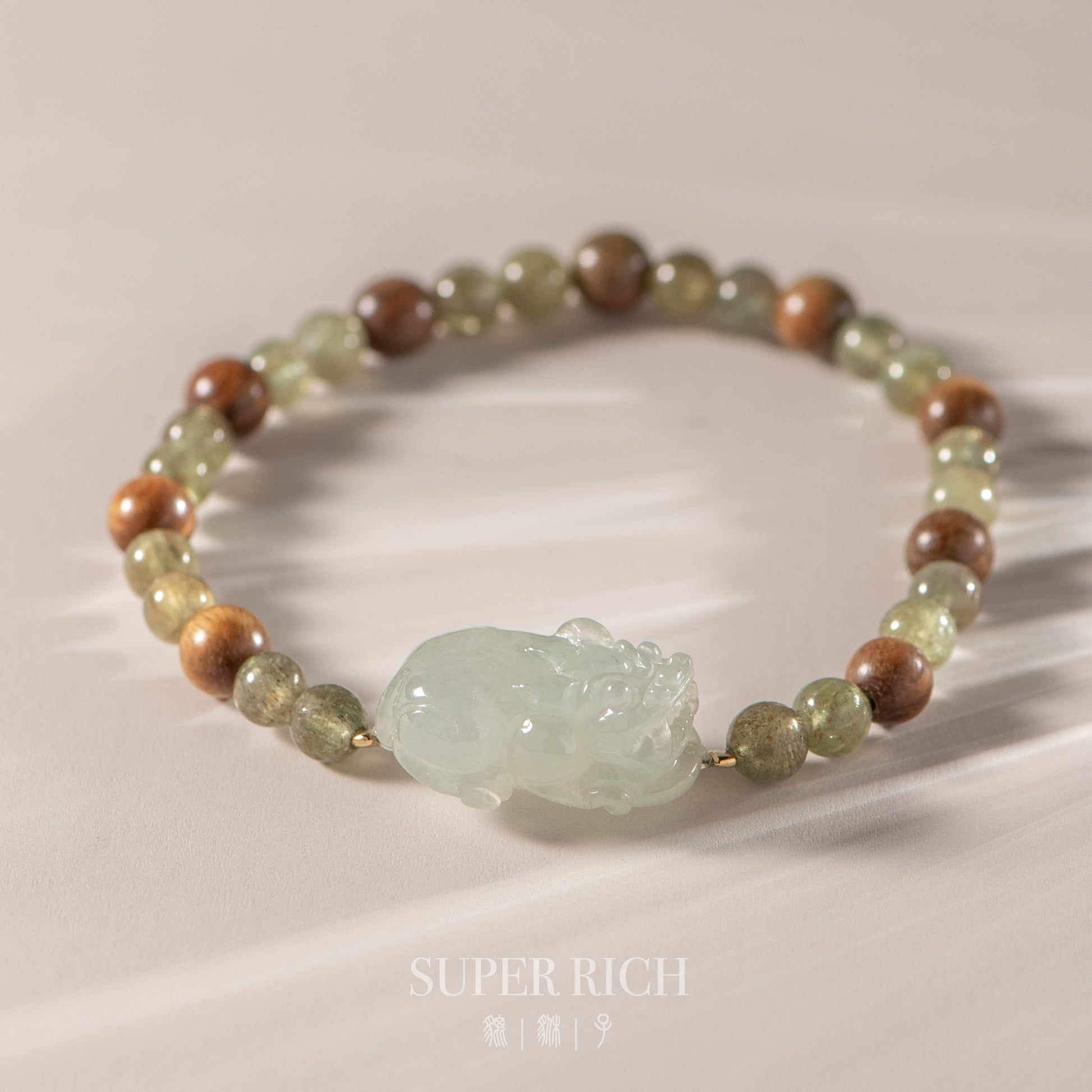 Beaded bracelet with a green stone charm on a light background, featuring the brand 'Solara Oro'.