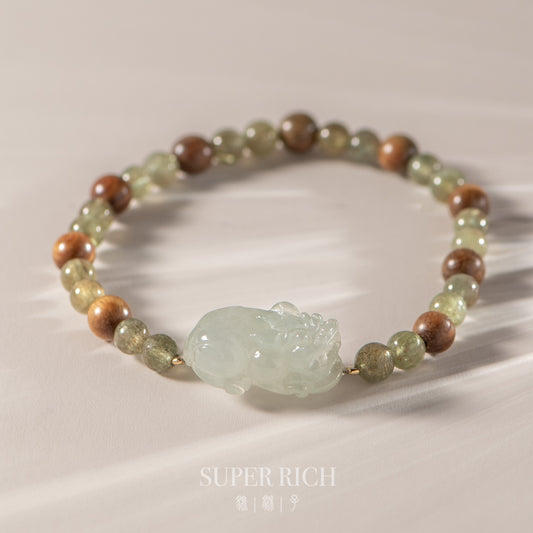 Beaded bracelet with a green stone charm on a light background, featuring the brand 'Super Rich'.