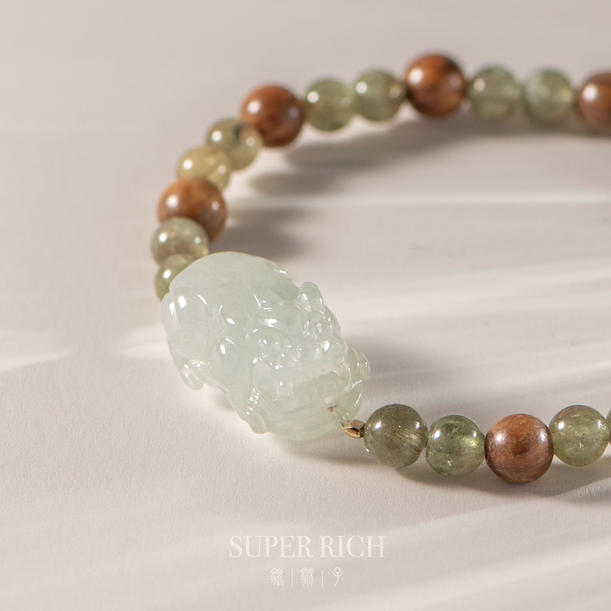 Beaded bracelet with a large green stone on a light background, featuring the brand 'Solara Oro'.