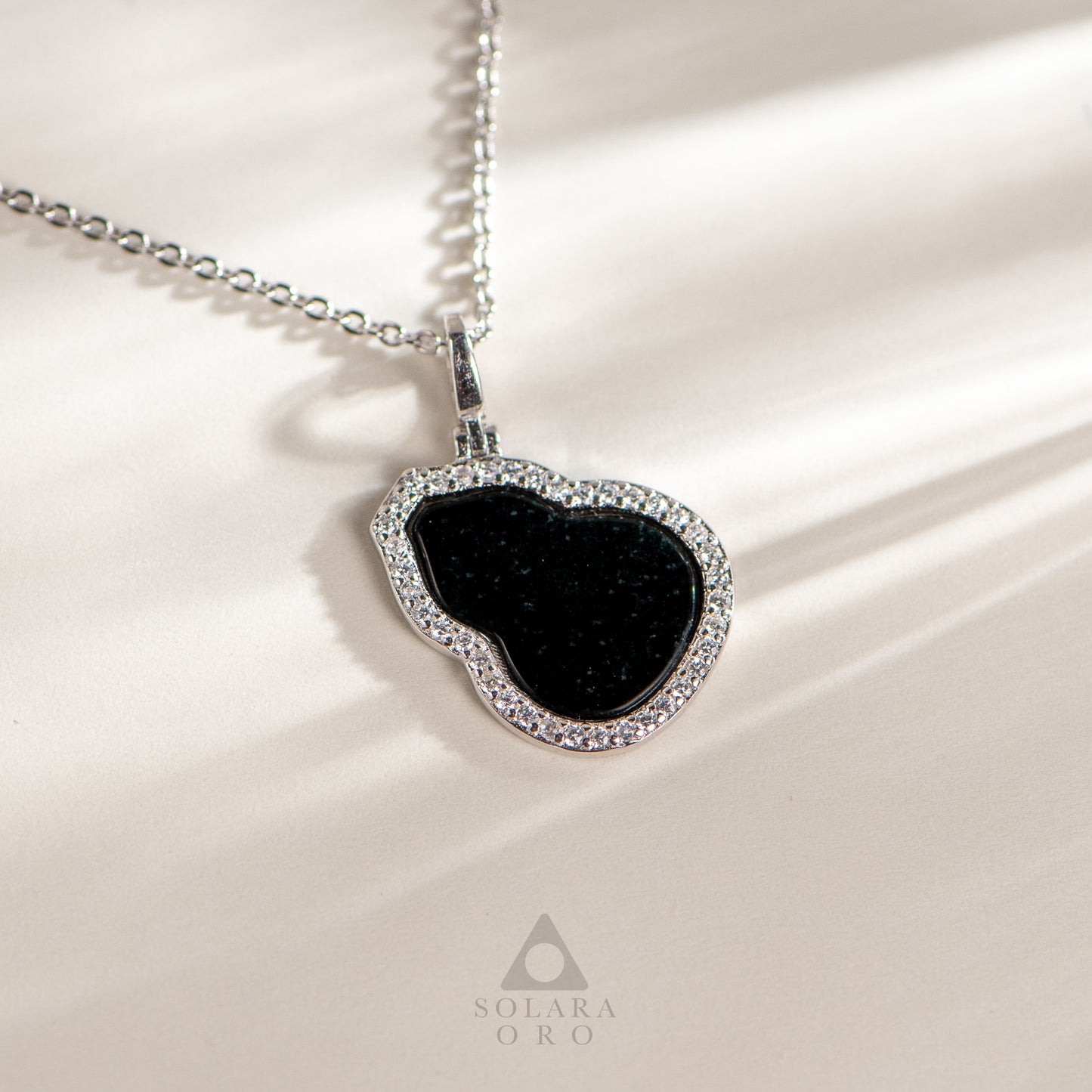 Necklace with a black pendant on a white background, featuring the brand 'Soleara Oro'.