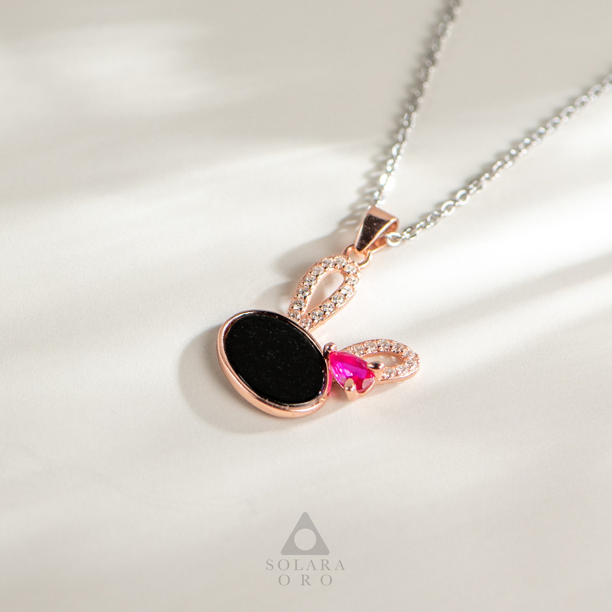 Jewelry necklace with a heart-shaped pendant on a light background, featuring the brand 'Solara Oro'.