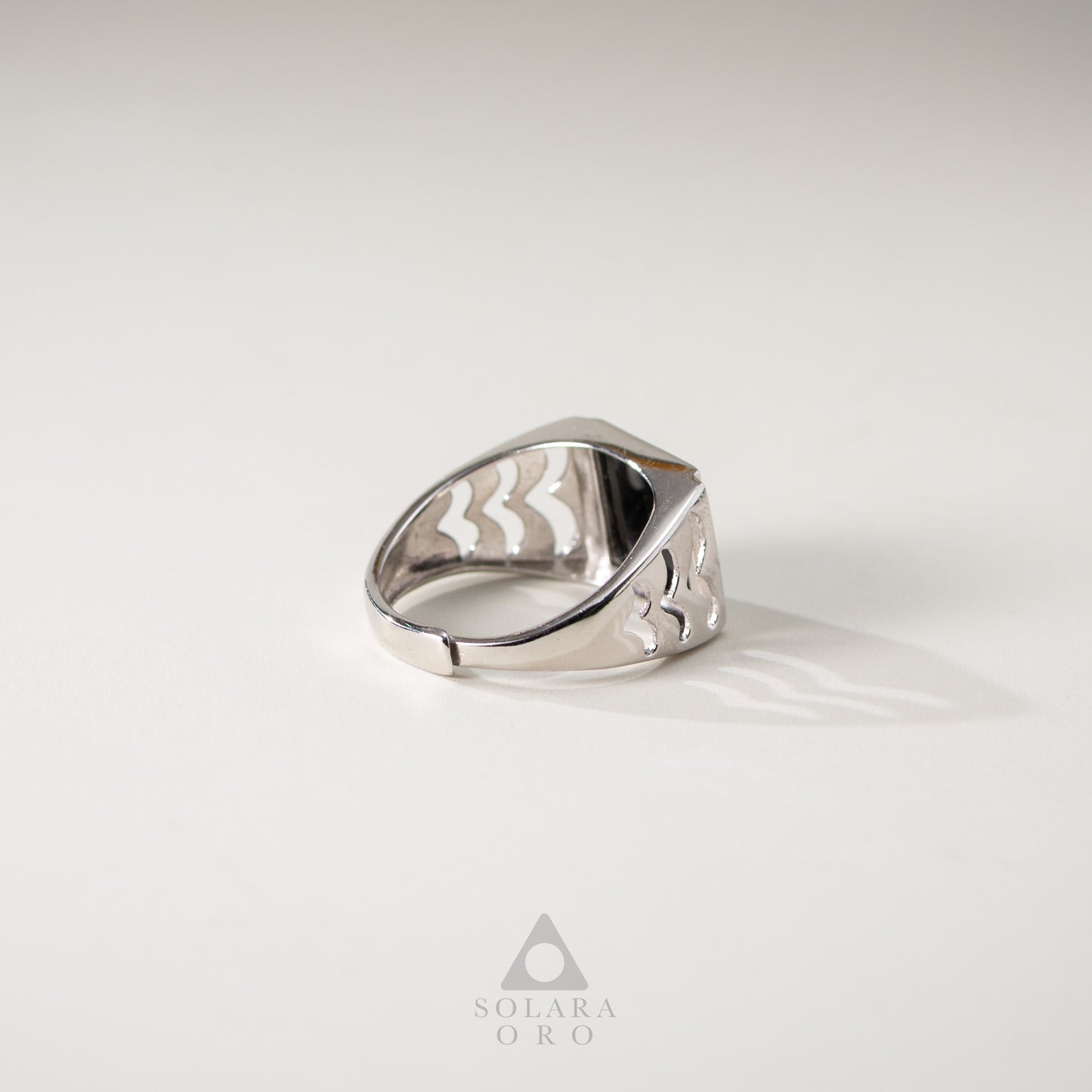 Silver ring with a textured design on a light gray background, featuring the brand 'Soleara Oro'.