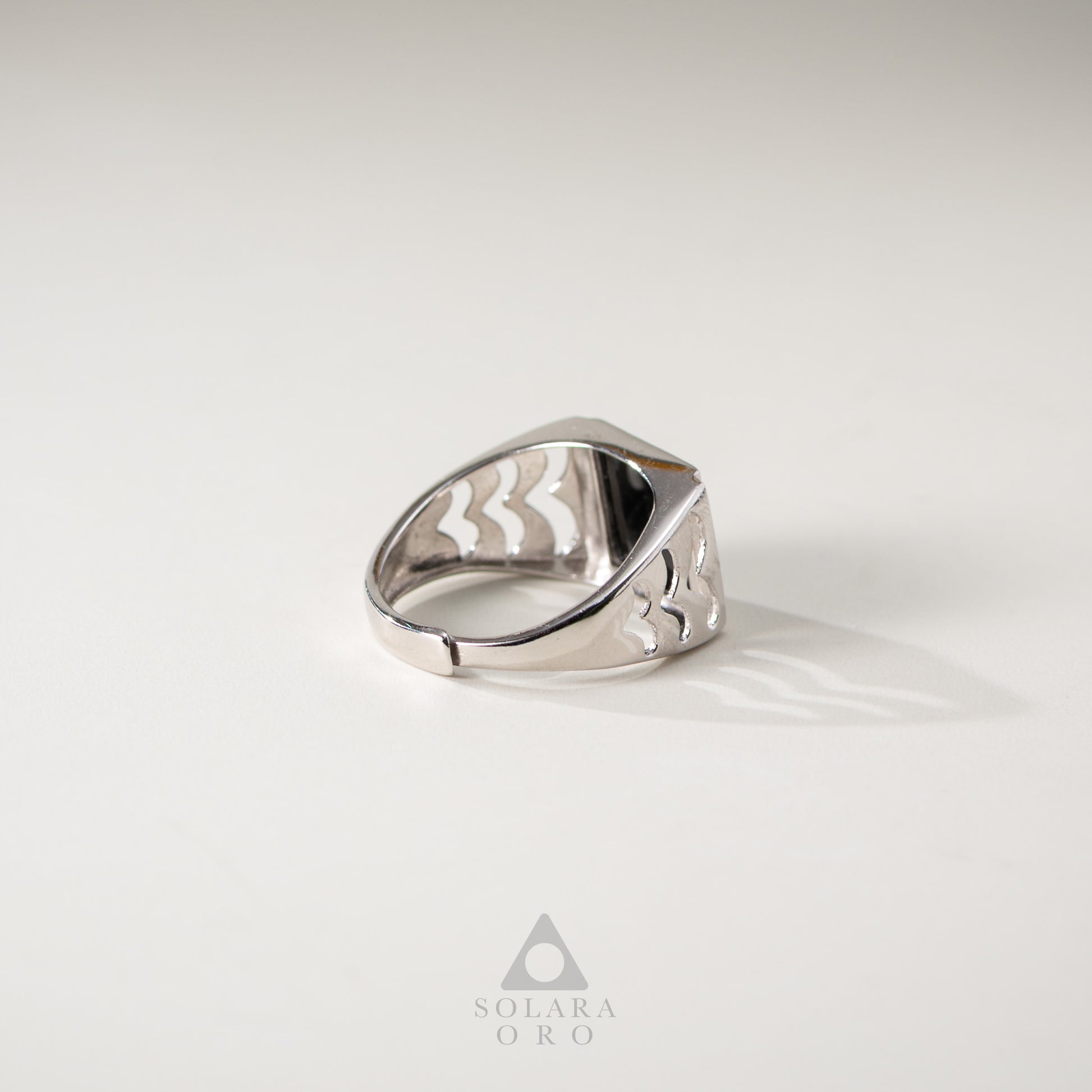 Silver ring with a textured design on a light gray background, featuring the brand 'Soleara Oro'.
